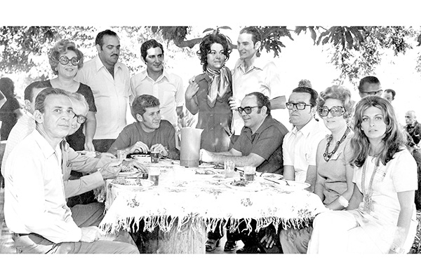 Recebo através do amigo Lancha Filho, a foto que o Cassinho nos cedeu, mostrando um encontro festivo que aconteceu no final dos anos 60, quando Lancha era o prefeito da cidade. Em pé, da esquerda para a direita, aparecem a cronista Patricia, Antônio Augus